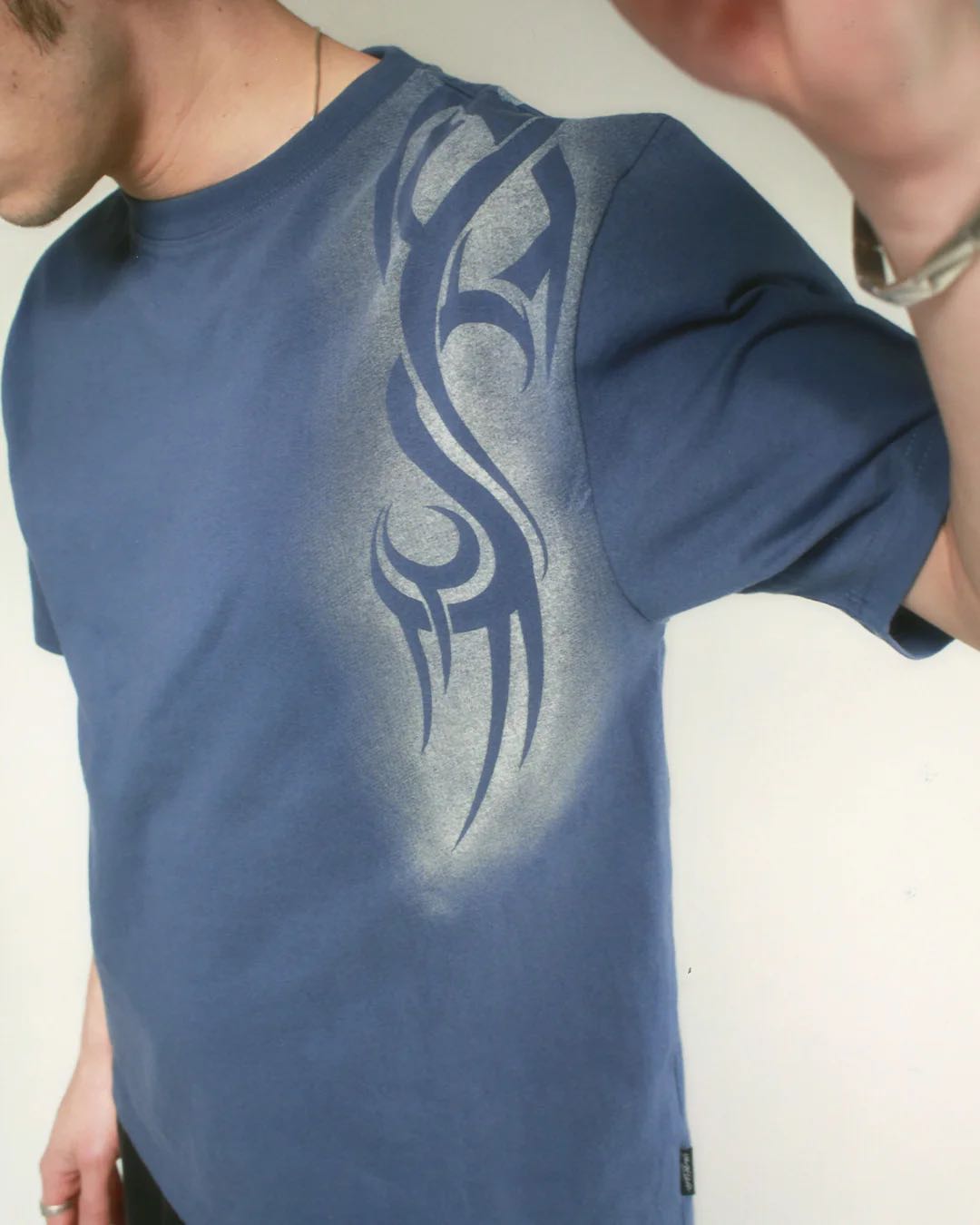 TRIBAL FADE T-SHIRT (NAVY)
